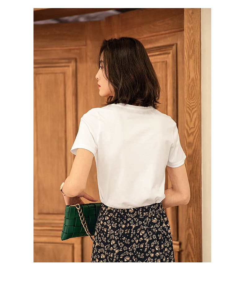 白Tシャツ すっきり着こなす胸元Vネック半袖