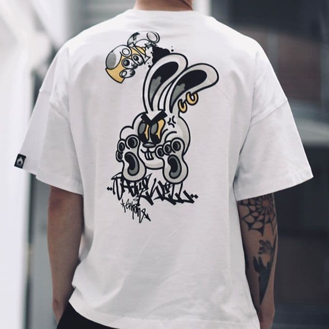 白Tシャツ メンズ ストリートアート 落書き風グラフィック