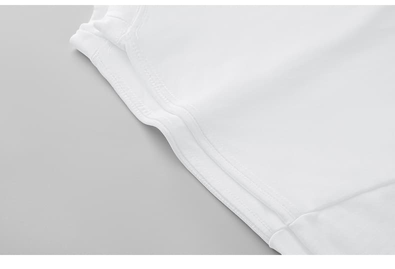 白Tシャツ シンプル胸元ロゴ入り半袖カットソー