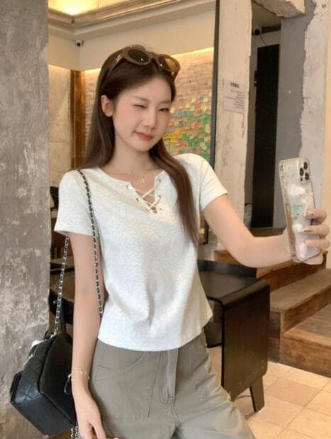 白Tシャツ 半袖白色カットソー細身ブイネックレディース上着