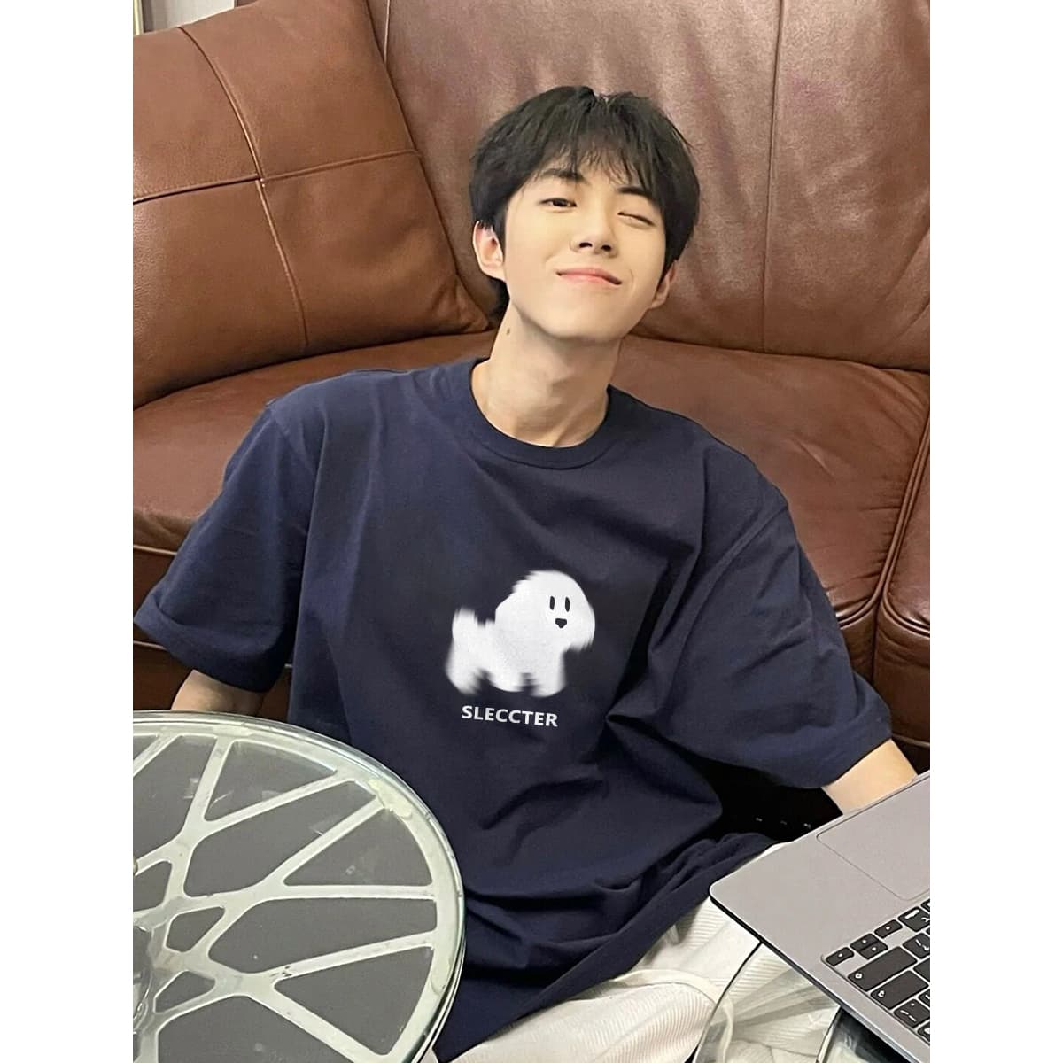 白Tシャツ メンズ もふもふ犬イラスト入り丸首シャツ