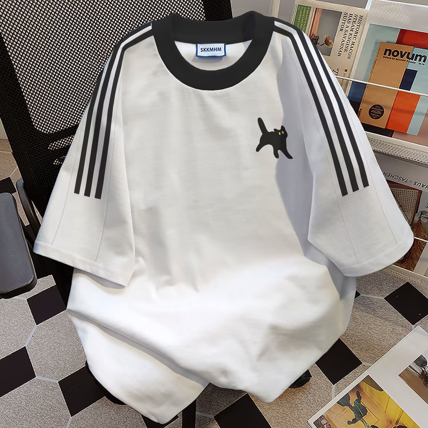 白Tシャツ 三本ライン袖デザイン文字入りカットソー