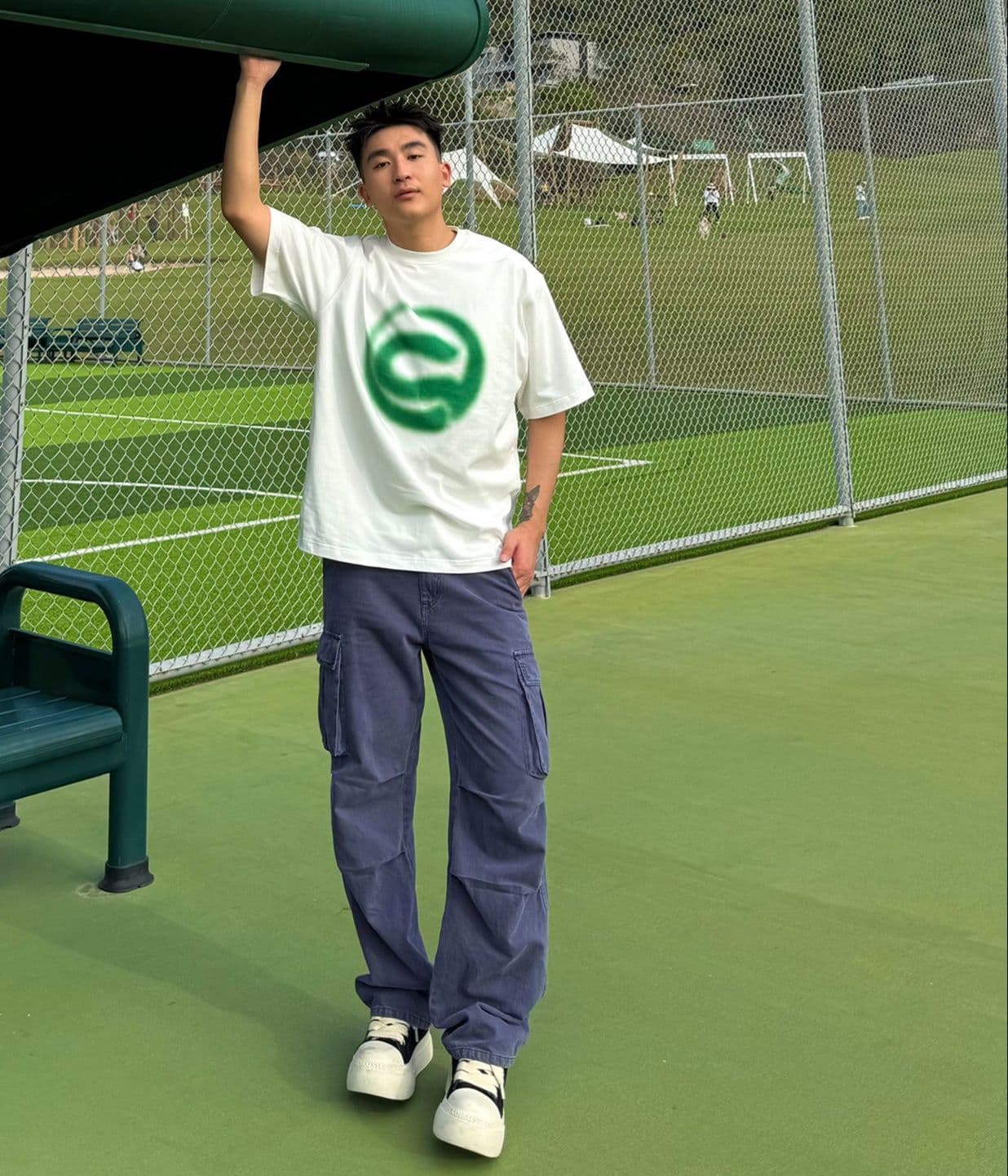 白Tシャツ メンズ 円形マークプリント半袖シャツ