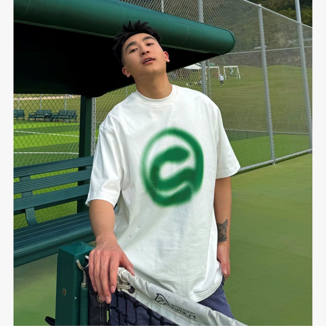 白Tシャツ メンズ 円形マークプリント半袖シャツ