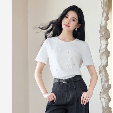 白Tシャツ 蝶々刺繍入り丸首半袖シャツ