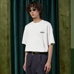 白Tシャツ 文字アート風プリント半袖シャツ