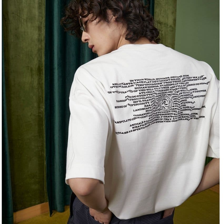 白Tシャツ 文字アート風プリント半袖シャツ