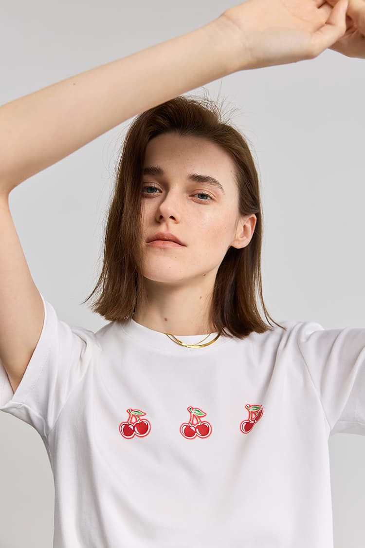 白Tシャツ さくらんぼ刺繍 シンプルフィット