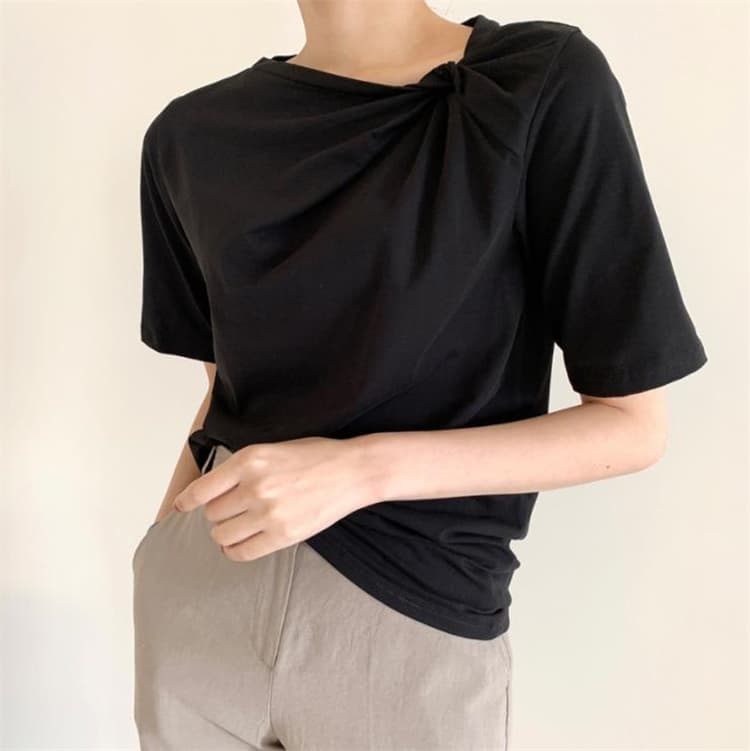 上品な丸首半袖白Tシャツ デザイン性の高いカジュアルレディーストップス