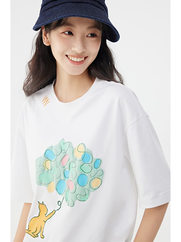 白Tシャツ ねこと風船 ゆったりシルエット