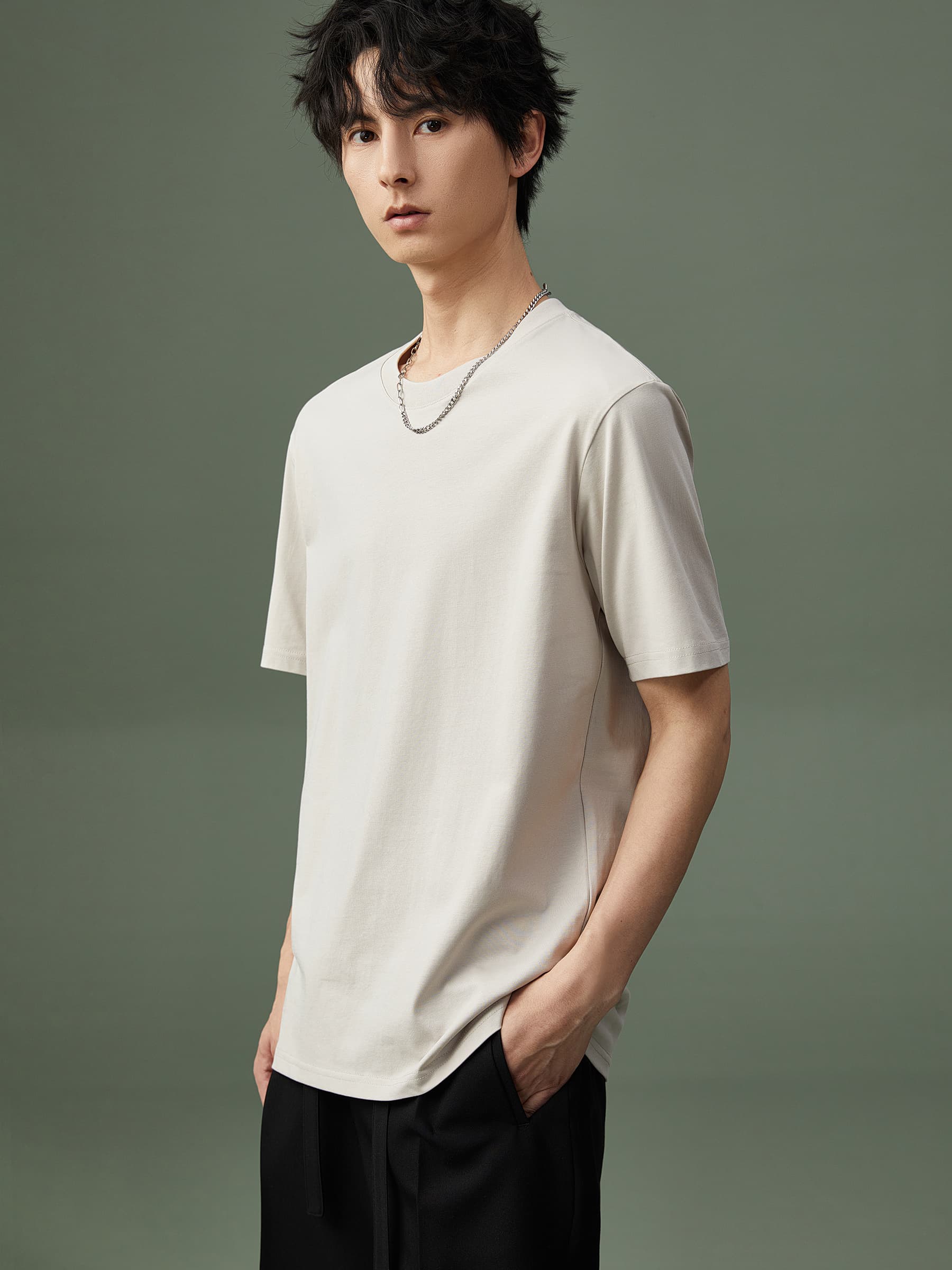白Tシャツ メンズ なめらか質感 ゆったり半袖シャツ