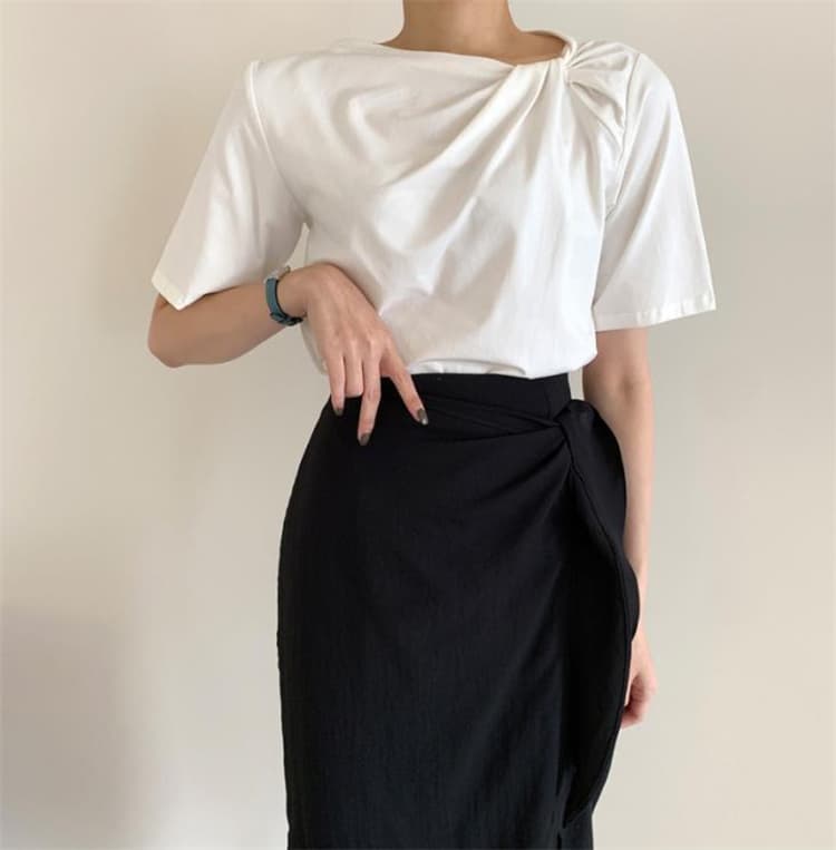 上品な丸首半袖白Tシャツ デザイン性の高いカジュアルレディーストップス