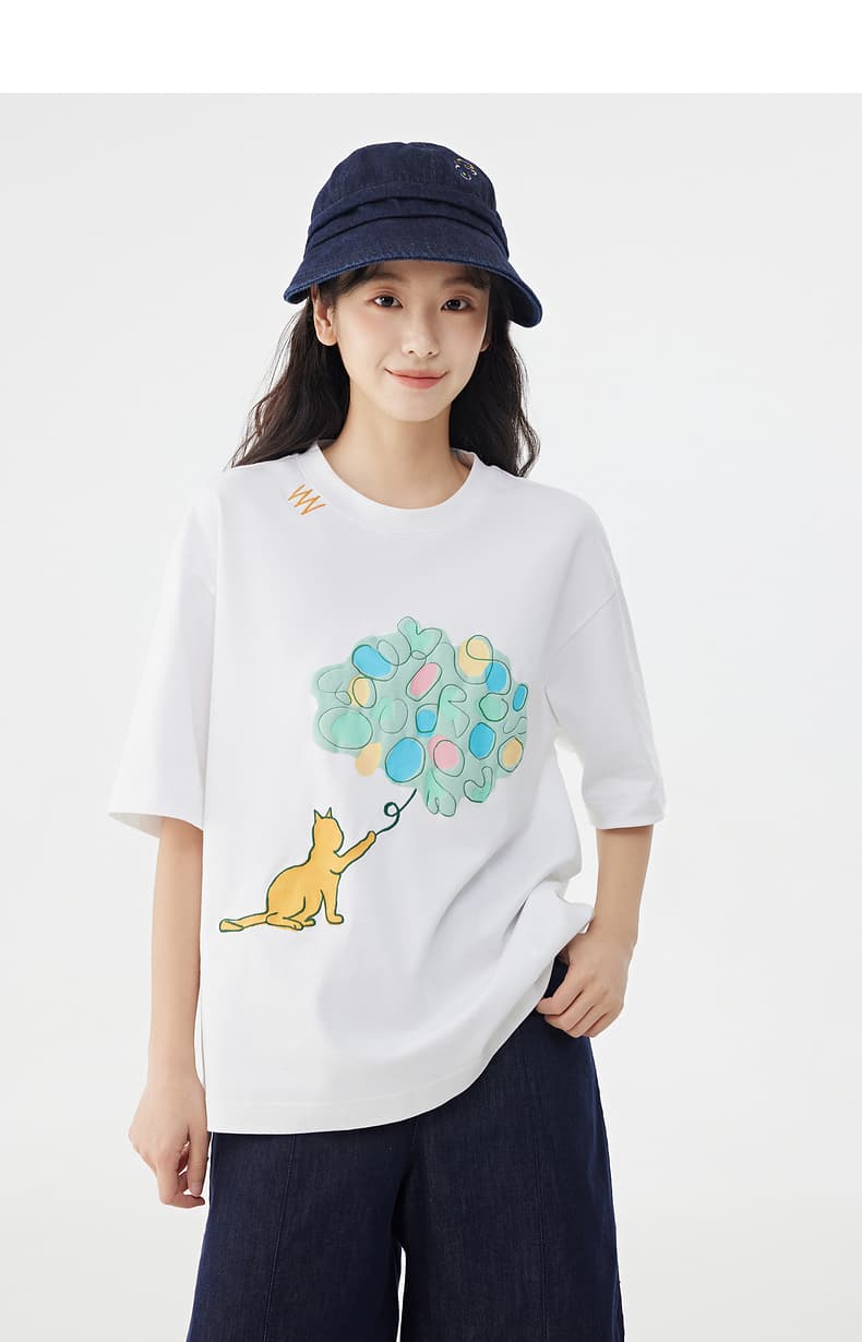 白Tシャツ ねこと風船 ゆったりシルエット
