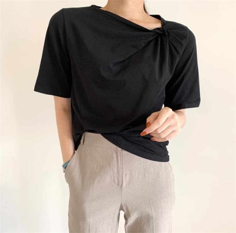 上品な丸首半袖白Tシャツ デザイン性の高いカジュアルレディーストップス