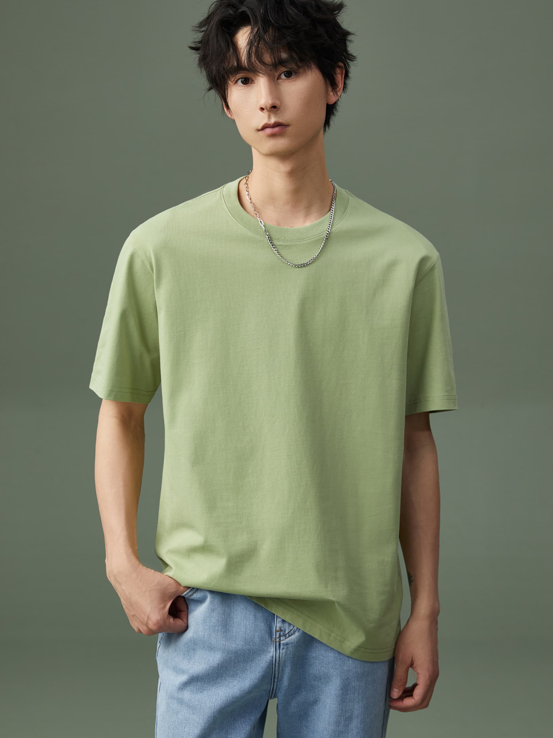 白Tシャツ メンズ なめらか質感 ゆったり半袖シャツ